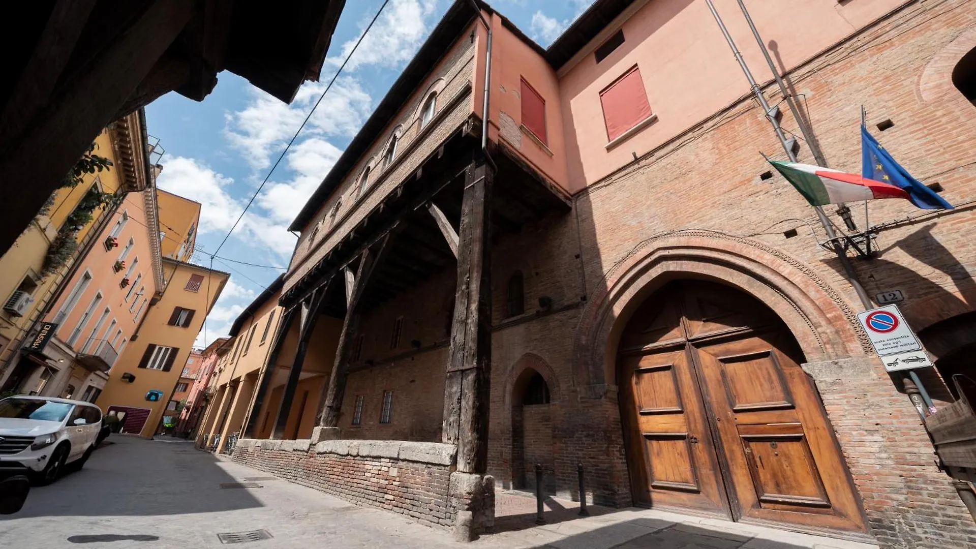 Apartment Design Suite In The Heart Of Bolognas History 1
